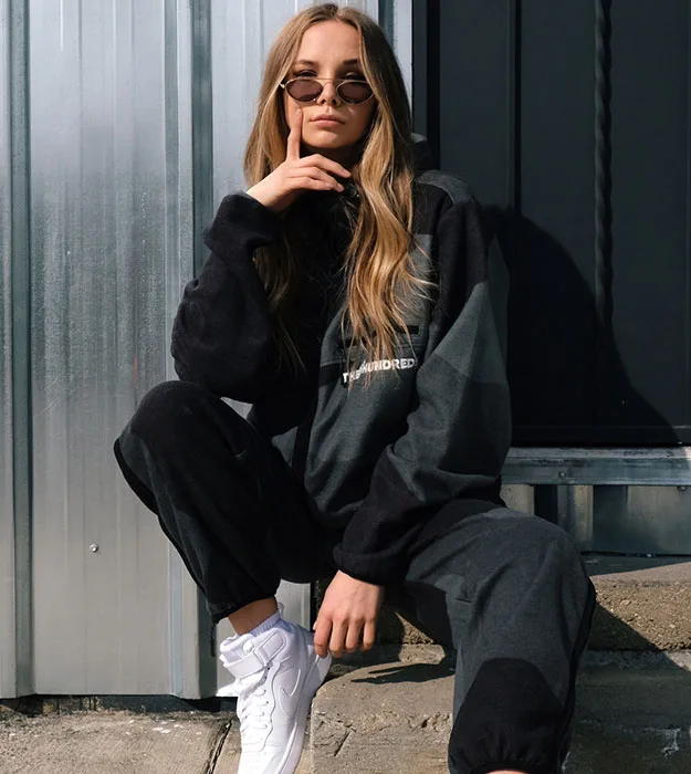 Woman wearing streewear